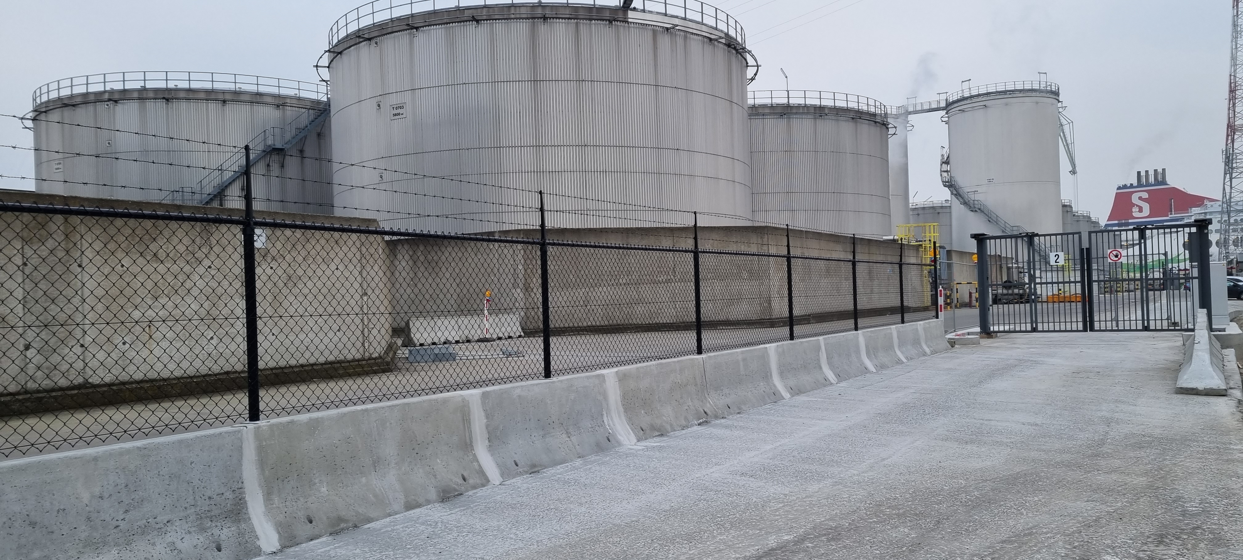 1. GAASAFSLUITING OP JERSEY MET 3 PRIKDRADEN 